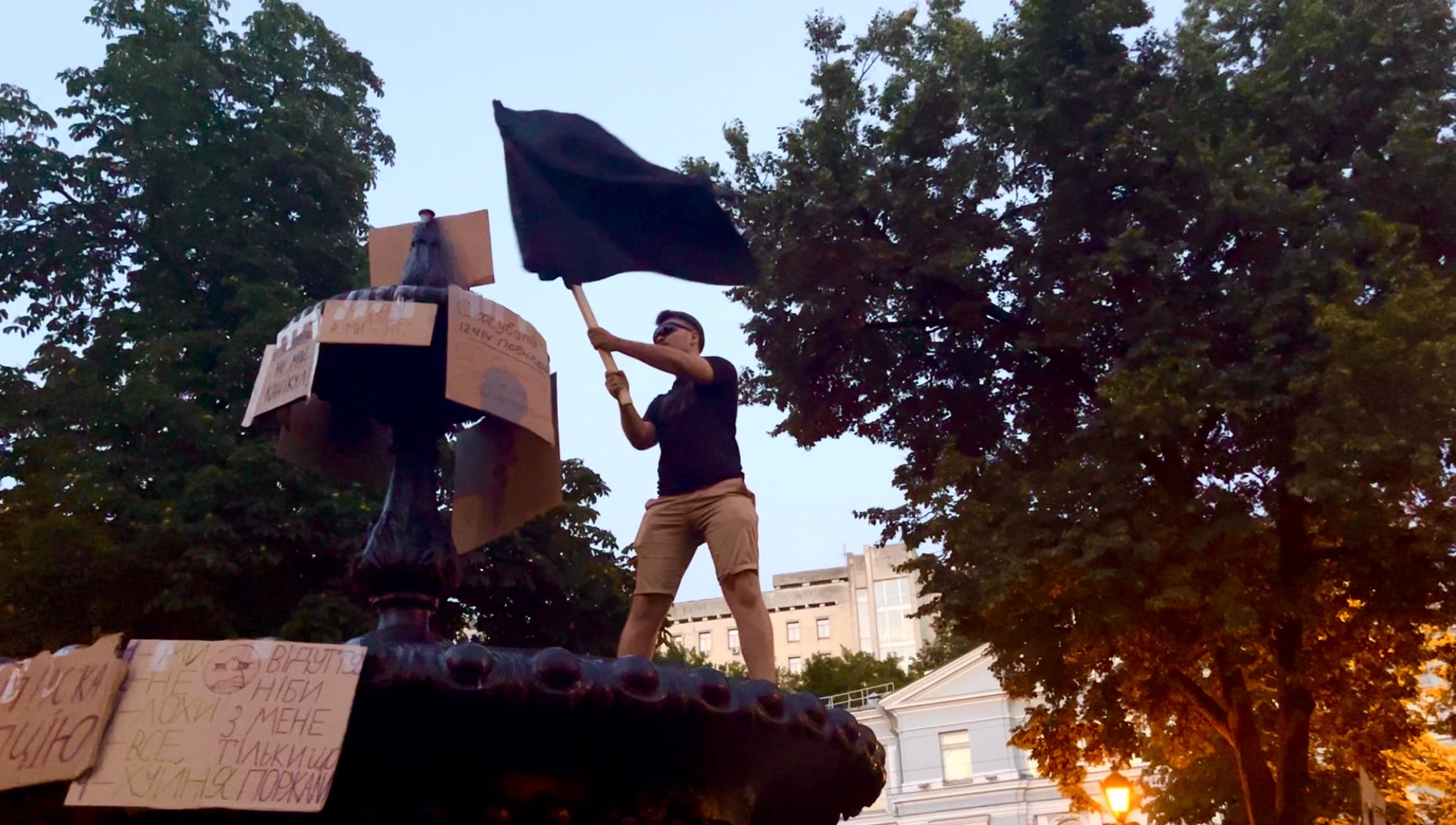Le drapeau noir flotte